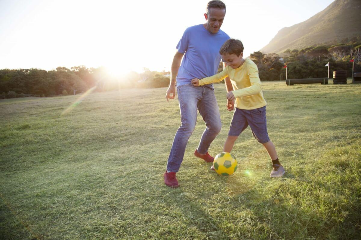 Vater und Sohn spielen Fußball