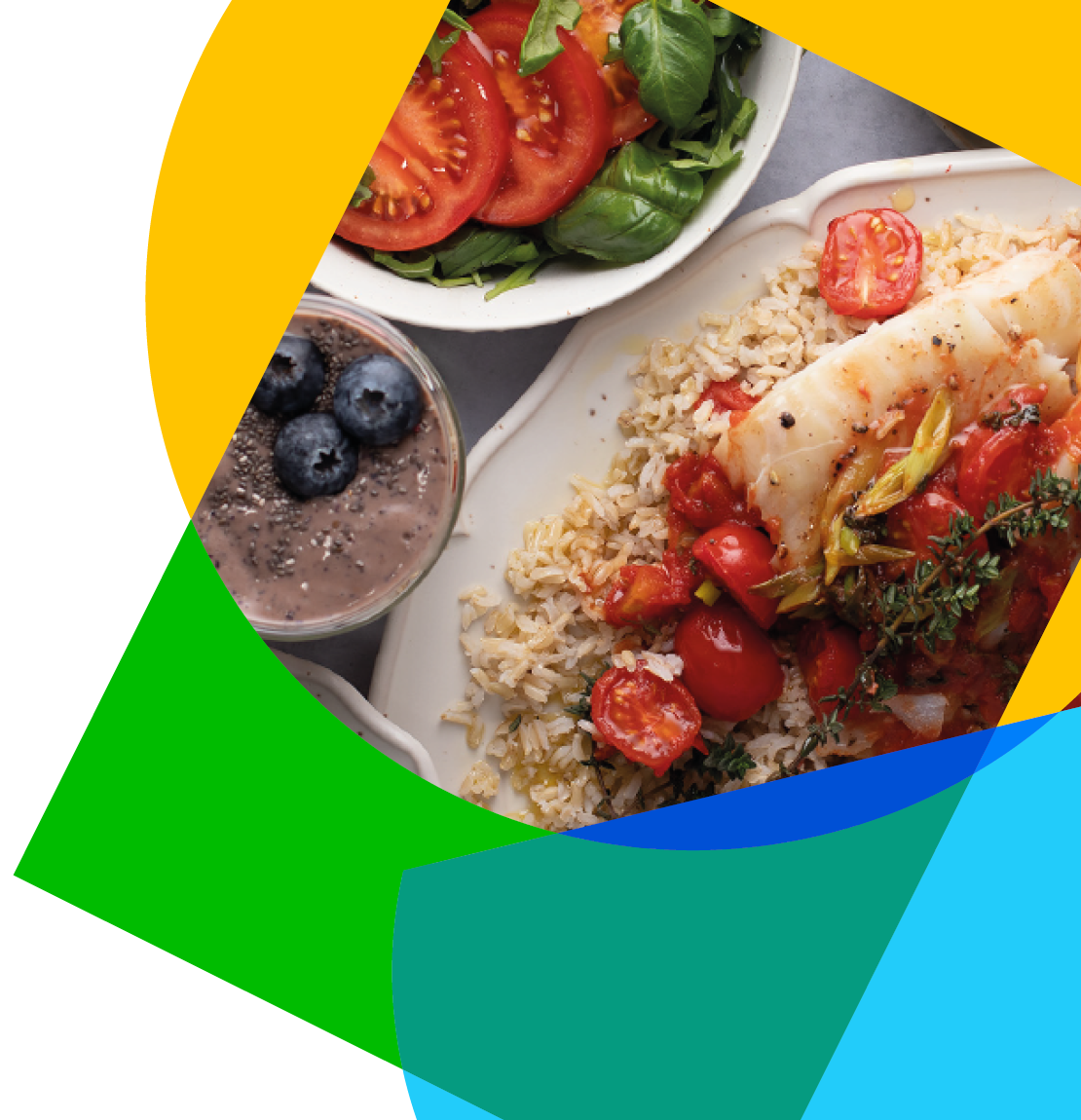 Teller mit Fisch, Reis, Tomaten, Salat und Blaubeer-Smoothie.