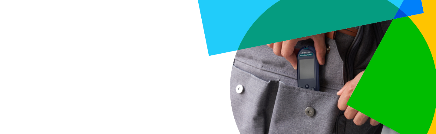 Person steckt das OneTouch Ultra Plus Reflect Blutzuckermessgerät in eine Hosentasche