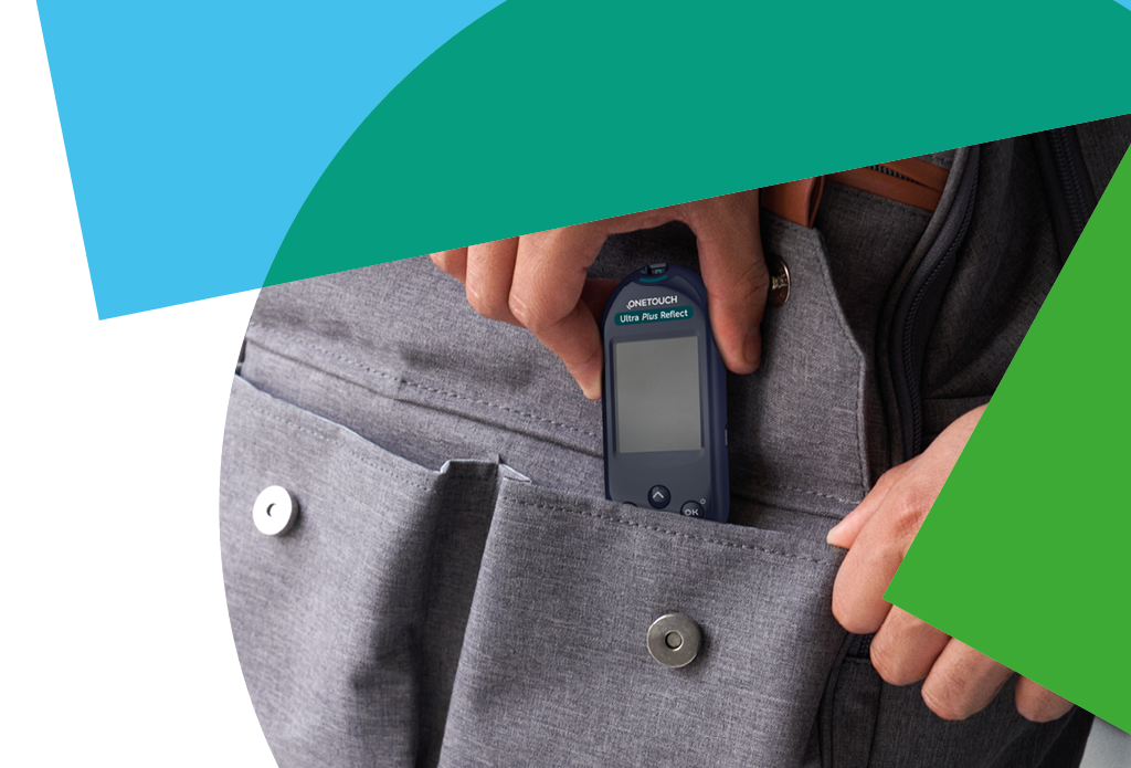 Person steckt das OneTouch Ultra Plus Reflect Blutzuckermessgerät in eine Hosentasche