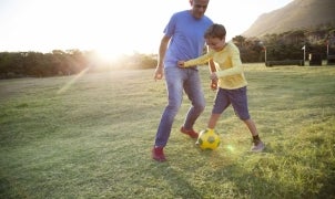 Vater und Sohn spielen Fußball 