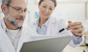 Ärzte diskutieren Dokumente 