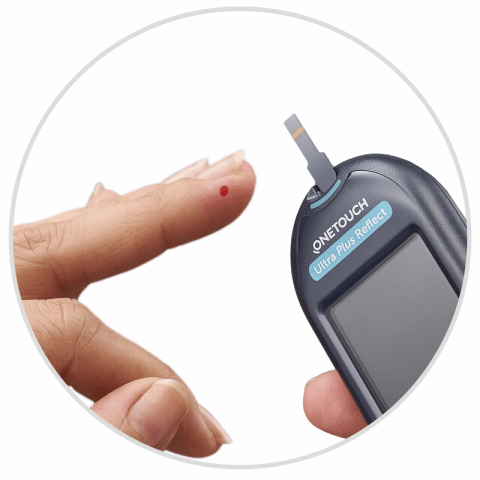 Blutprobe auf den Teststreifen auftragen Blutprobe auf den Teststreifen auftragen