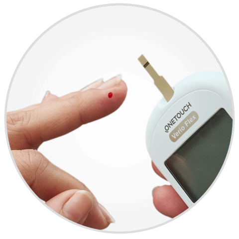 Blutprobe auf Teststreifen auftragen Blutprobe auf Teststreifen auftragen